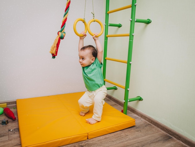 O desenvolvimento físico da criança Esportes infantis Complexo de treinamento infantil em casa Exercícios no simulador estilo de vida saudável