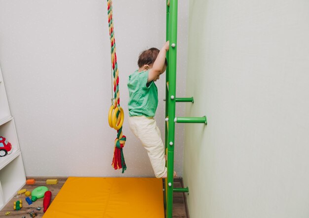 O desenvolvimento físico da criança Esportes infantis Complexo de treinamento infantil em casa Exercícios no simulador estilo de vida saudável