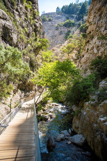 O desfiladeiro de Sapadere com caminhos de madeira e cascatas de cachoeiras nas montanhas Taurus, perto de Alanya, na Turquia