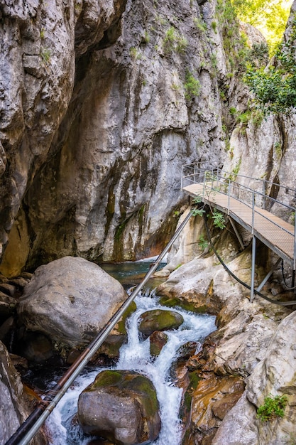 O desfiladeiro de Sapadere com caminhos de madeira e cascatas de cachoeiras nas montanhas Taurus, perto de Alanya tur