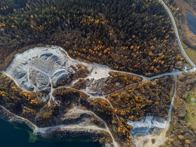 O desfiladeiro do lago da floresta de outono e a pedreira de cima A vista do Parque Ruskeala do drone