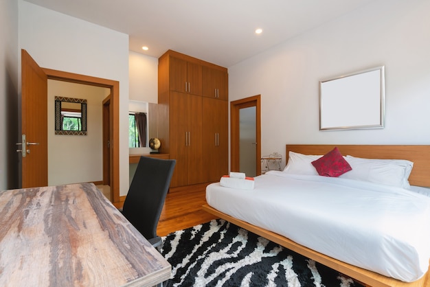 Foto o design interior da casa, casa e villa inclui cama, edredom, tapete, travesseiro e janela no quarto