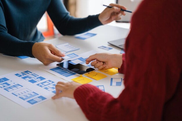 O designer colabora com o trabalho em equipe na reunião do escritório Business Finance Network, negociação de pessoas do grupo para o sucesso do trabalho