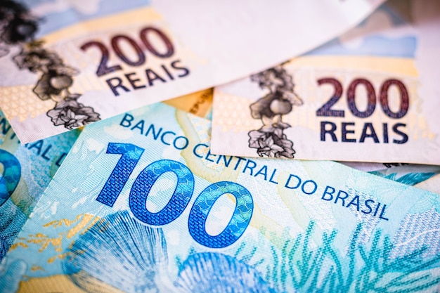 Várias notas de dinheiro do brasil, notas reais em textura e superfície