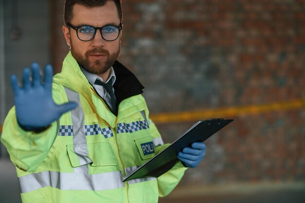 O detective está a recolher provas numa cena de crime no local de construção.