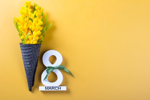 O dia internacional da mulher é 8 de março, um buquê de mimosa, um bouquet de flores de primavera e um cartão de saudação.