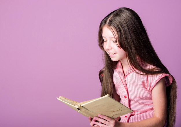 O diário escolar mantém seus segredos no conceito de loja de livros diário educação em casa romance de infância feliz para menina copie o espaço menina pequena leia história interessante livro de ficção literatura infantil