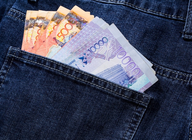 O dinheiro do Cazaquistão está no bolso da calça jeans em denominações de tenge e tenge