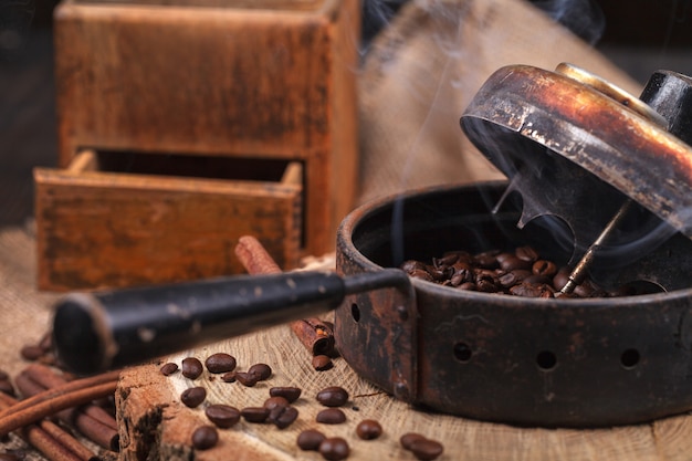 Foto o dispositivo para torrar grãos de café, um moedor de mão de idade.