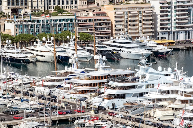 O distrito de monte carlo de mônaco é vit para apartamentos e iates