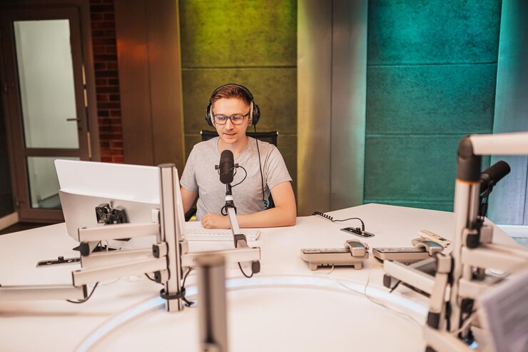 Foto o dj apresenta o programa e se comunica com o público no ar na estação de rádio o locutor lê as notícias um apresentador de rádio masculino fala ao microfone e grava um podcast