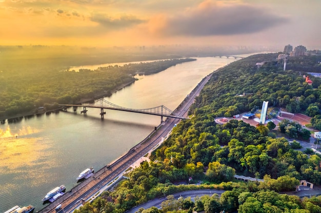 Foto o dnieper com a ponte pedonal em kiev ucrânia