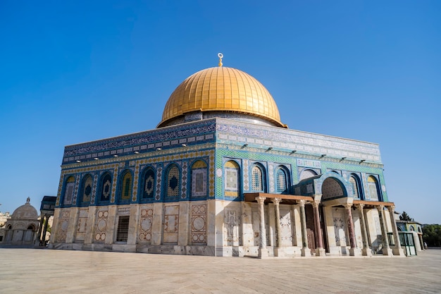 O Dom da Rocha no Monte do Templo na Cidade Velha. A cúpula foi construída por ordem do califa omíada Abd al-Malik 689 e 691 e telhada pelo sultão Suleiman. Al-Aqsa