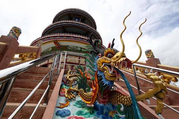 O dragão vigia as escadarias do templo