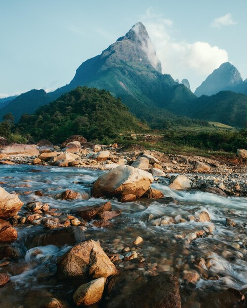 Foto o dramático pico da montanha