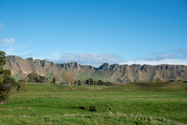 O dramático terreno extremo do cume da montanha conhecido como pico te mata elevando-se sobre as terras agrícolas