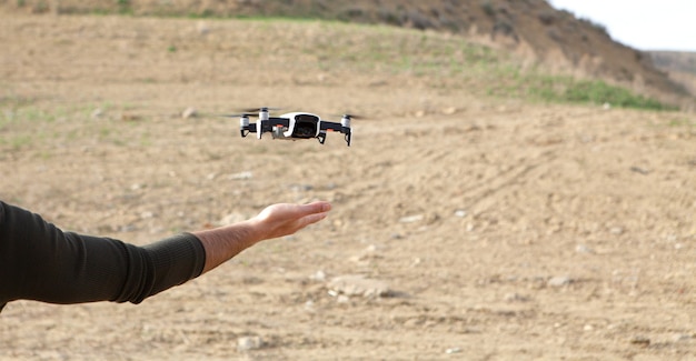 O drone pousa na palma da mão de um homem