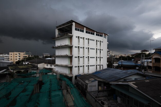 O edifício com fundo nublado