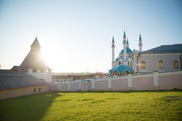 O edifício da mesquita kul sharif em kazan bela arquitetura em um dia ensolarado