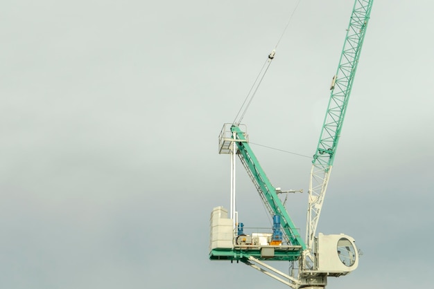 O edifício do guindaste está em construção para plano de fundo