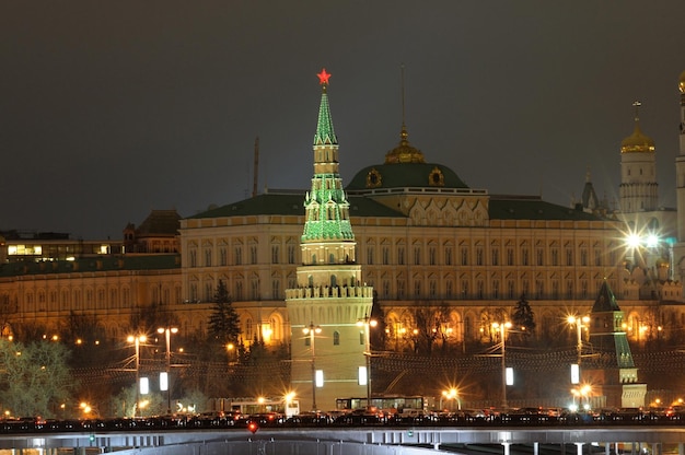 Foto o edifício do kremlin à noite com uma estrela vermelha no topo