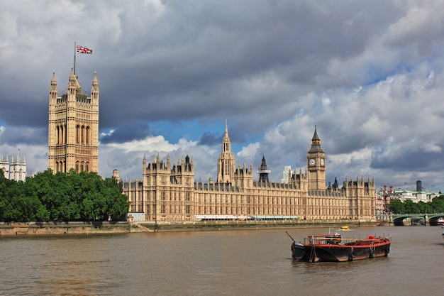 O edifício do Parlamento Britânico na cidade de Londres, Inglaterra, Reino Unido