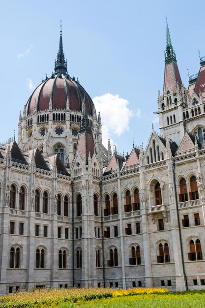 O edifício do Parlamento em Budapeste, Hungria. Detalhes arquitetônicos.