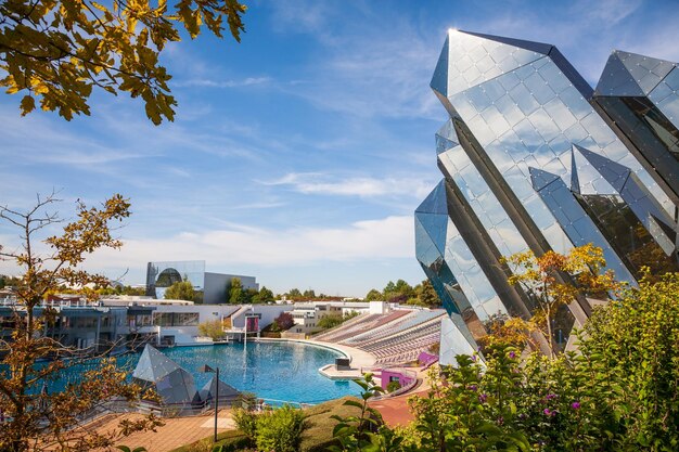 Foto o edifício quartz no parque temático futuroscope em poitiers, frança