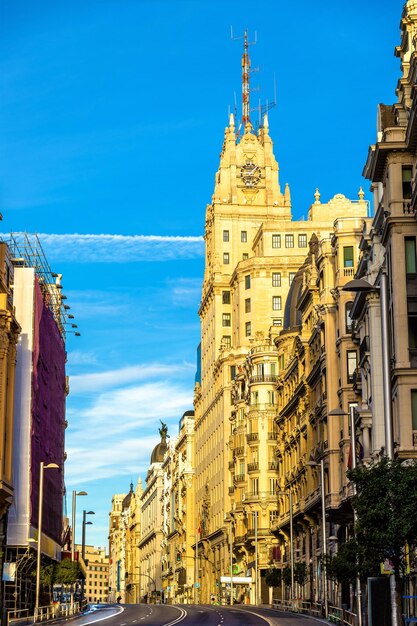 Foto o edifício telefónica na rua gran via, madrid, espanha