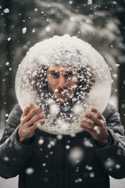 Foto o efeito bola de neve sessão de fotos criativa sobre inverno e neve