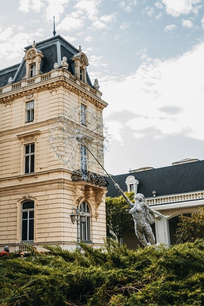 O elegante palácio Potocki de estilo francês disparou de perto, localizado no centro da cidade de Lviv.