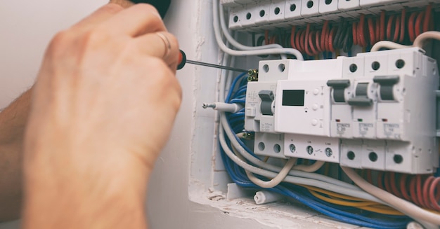 Foto o eletricista pode instalar a fiação elétrica na casa