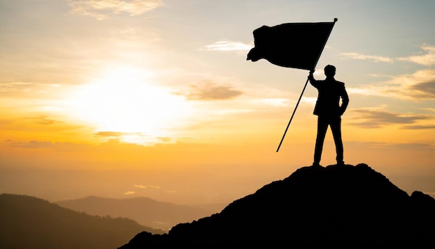 O empresário em silhueta no topo da montanha segura uma bandeira em branco que simboliza o sucesso, a liderança e a oportunidade