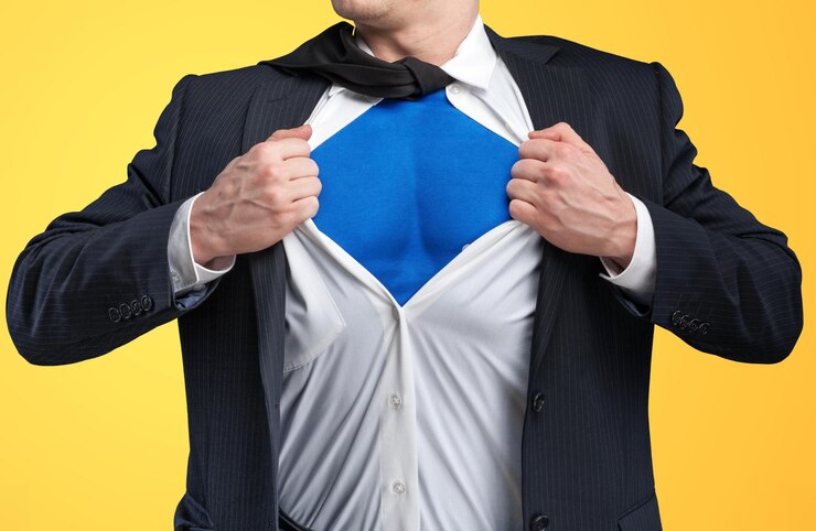 Foto o empresário rasga a camisa em si mesmo para mostrar que é o super-homem isolado no fundo