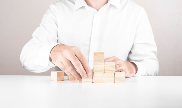 Foto o empresário sobe na carreira. conceito de negócio de cubos.