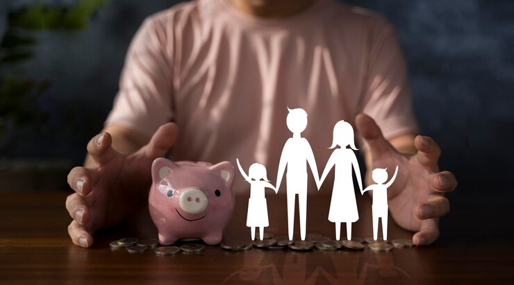 O empresário toma uma posição para proteger o cofrinho e a família de papel na mão, salvando o conceito de plano de finanças familiares de caridade