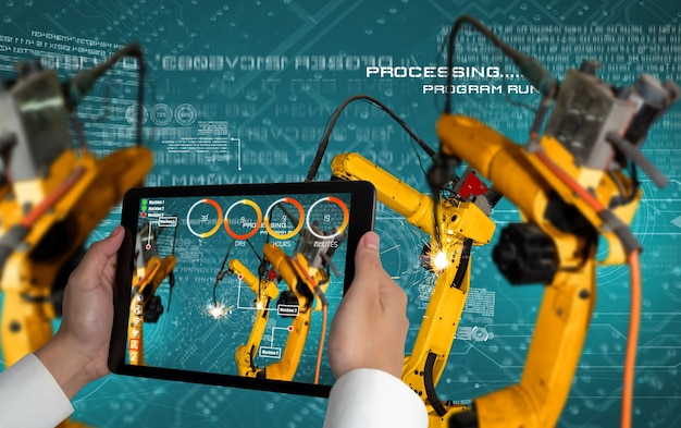 O engenheiro controla os braços robóticos por meio da tecnologia de realidade aumentada da indústria