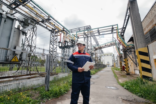 O engenheiro de energia inspeciona os equipamentos da subestação. engenharia de energia. indústria.