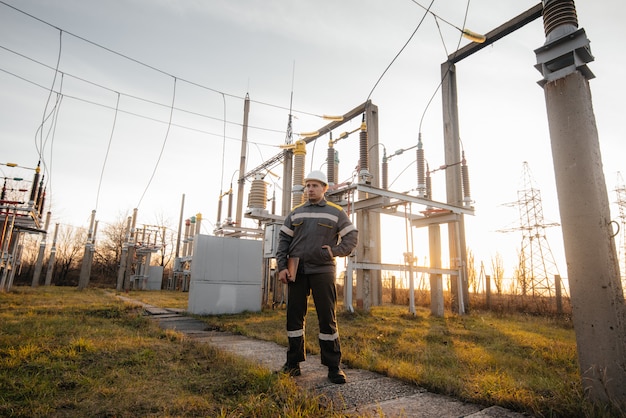 O engenheiro de energia inspeciona os equipamentos da subestação. Engenharia de Energia. Indústria