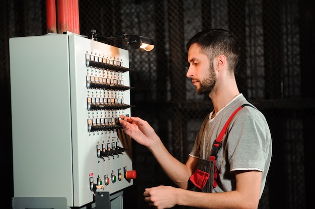 O engenheiro de iluminação ajusta as luzes no palco nos bastidores.