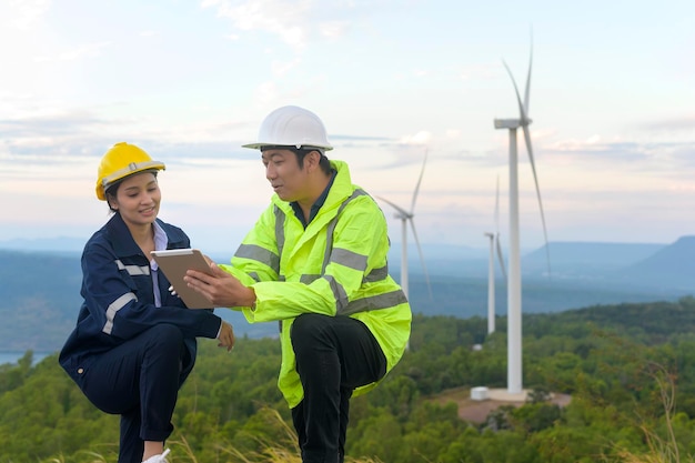 O engenheiro de pessoas está usando um capacete protetor na cabeça, usando dados de engenharia do tablet Analytics.