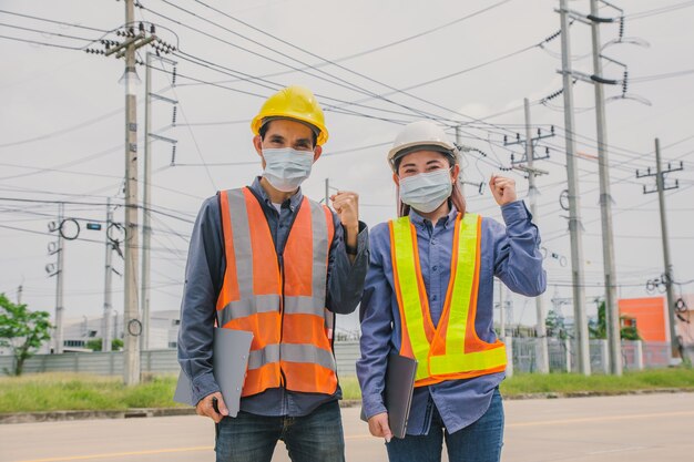 O engenheiro de trabalho em equipe usa máscara no lado de fora da inspeção ou pesquisa de trabalho