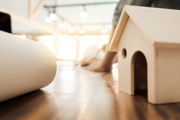 O engenheiro do arquiteto começa a desenhar um modelo de casa na mesa no escritório no local de trabalho de construção e ferramentas de engenharia