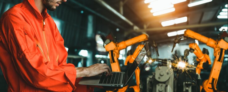 Foto o engenheiro usa software robótico avançado para controlar o braço do robô da indústria na fábrica