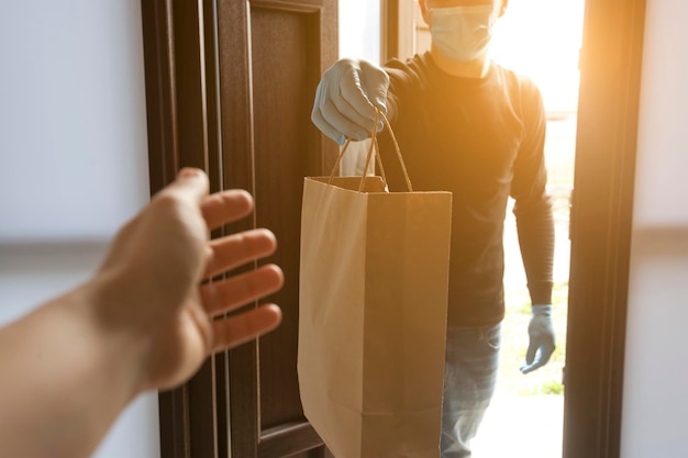 O entregador dá a bolsa para a mulher em sua casa