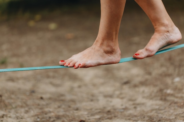 O equilibrista na corda-bamba usa uma tipoia apertada que é fixada nas árvores a baixa altitude.