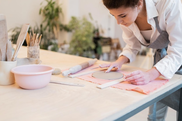 O escultor faz utensílios de mesa artesanais O mestre da cerâmica é um profissional que faz negócios