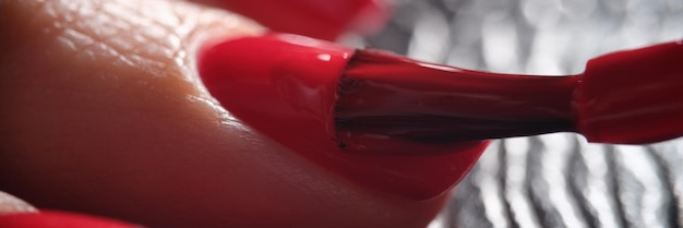 O esmalte vermelho é aplicado à mão fechada