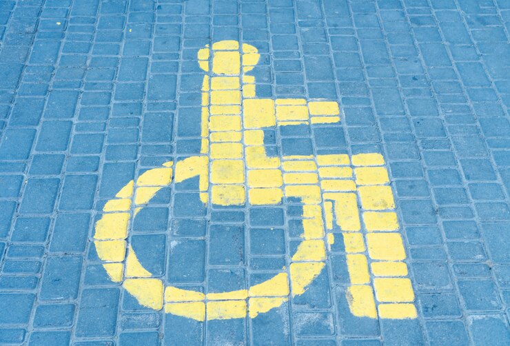 Foto o espaço de estacionamento de carros para pessoas com deficiência o sinal desenhado na telha da estrada.