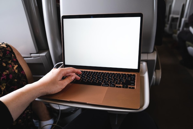 O espaço de trabalho de uma pessoa no trem completo com um laptop